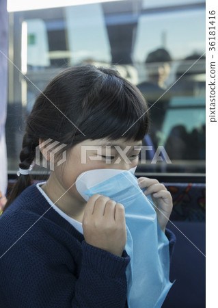 孩子們在公共汽車上得到運動病 孩子們在公共汽車上得到運動病 36181416