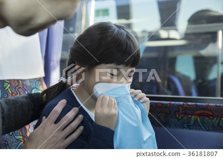 在公共汽車上的暈車的焦慮的孩子 在公共汽車上的暈車的焦慮的孩子 36181807