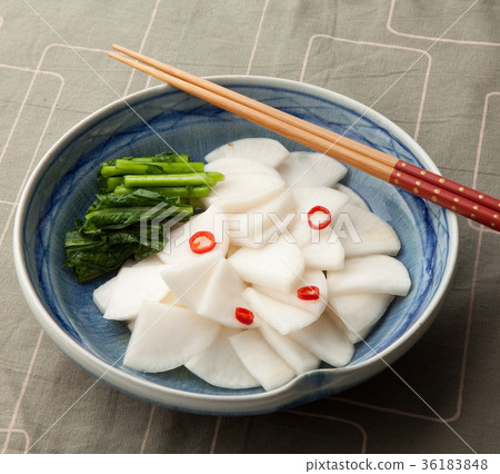 Shallow pickles of turnips 36183848