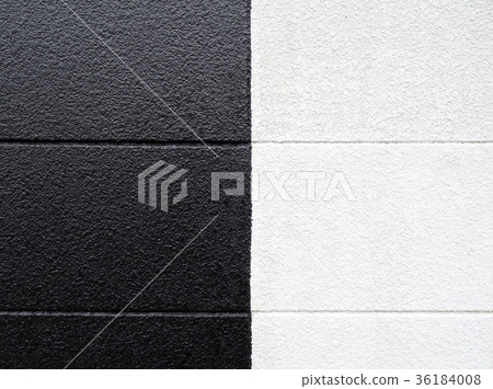 外牆塗成黑色和白色 36184008