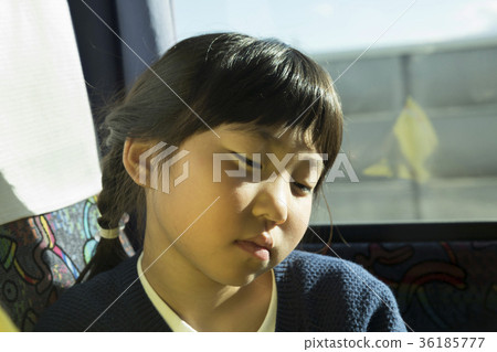 孩子們在公共汽車上得到運動病 孩子們在公共汽車上得到運動病 36185777