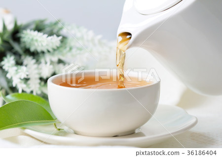 Close up pouring hot black tea  36186404