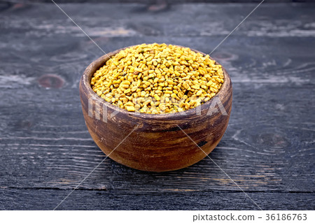 Fenugreek in clay bowl on black board Fenugreek in clay bowl on black board 36186763