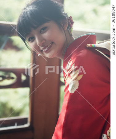 Kimono woman greeting 36189047