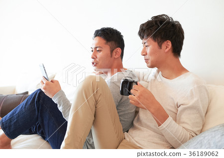男人在客廳裡放鬆 男人在客廳裡放鬆 36189062