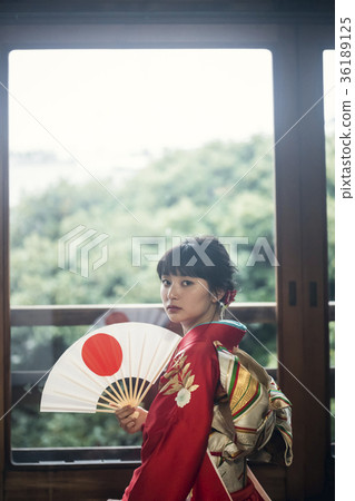 Kimono woman with folding fan 36189125