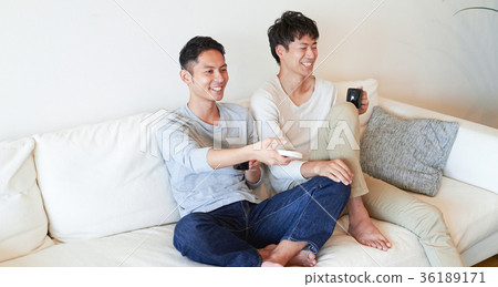 男人在客廳裡放鬆 36189171