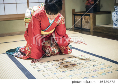 Kimono woman doing karuta 36189278