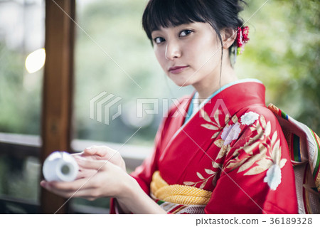 Kimono woman drinking alcohol 36189328