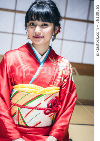 和服女人在日本的房間裡 36189365