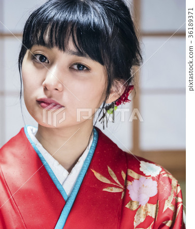 和服女人在日本的房間裡 和服女人在日本的房間裡 36189371