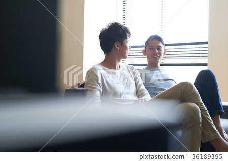 男人在客廳裡放鬆 男人在客廳裡放鬆 36189395