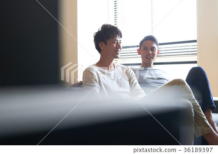 男人在客廳裡放鬆 男人在客廳裡放鬆 36189397