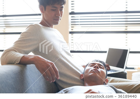 Men relaxing in the living room 36189440