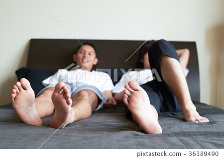 男人在床上放鬆 男人在床上放鬆 36189490