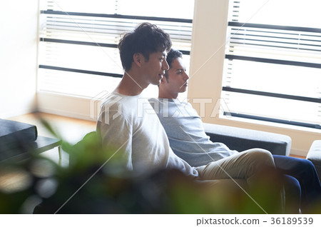 男人在客廳裡放鬆 36189539