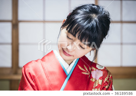 和服女人在日本的房間裡 36189586