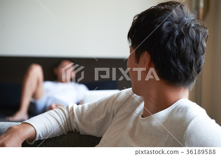 男人在床上放鬆 男人在床上放鬆 36189588