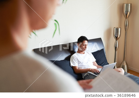 男人在床上放鬆 36189646