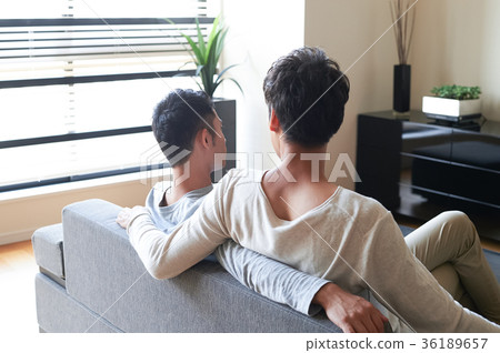 男人在客廳裡放鬆 男人在客廳裡放鬆 36189657