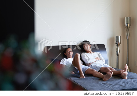 男人在床上放鬆 36189697