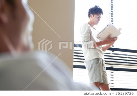 男人在客廳裡放鬆 36189726