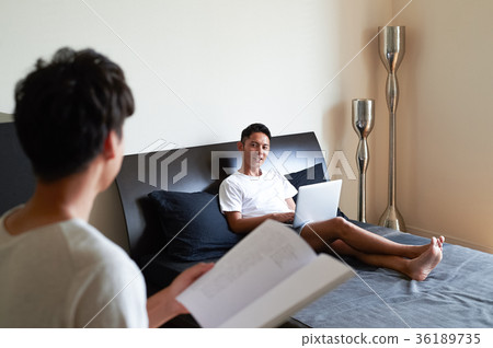 男人在床上放鬆 男人在床上放鬆 36189735