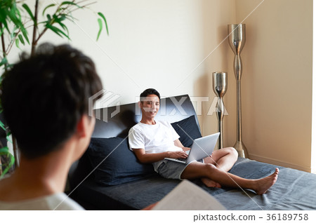 男人在床上放鬆 男人在床上放鬆 36189758