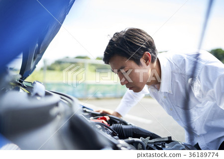 Driver who meets car trouble 36189774