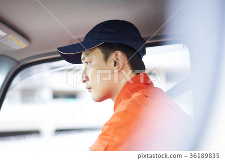 A man driving 36189835