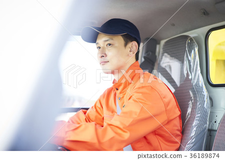 A man driving 36189874