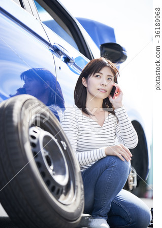 Driver who meets car trouble 36189968
