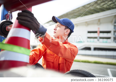 Road service men 36190075