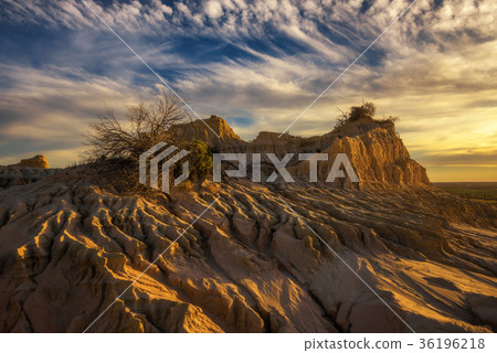 Sunset over Walls of China in Mungo National Park Sunset over Walls of China in Mungo National Park 36196218