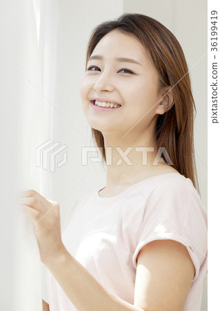 Young woman 36199419