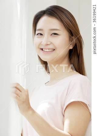Young woman 36199421