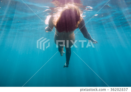 Slim naked woman relaxed in ocean, underwater Slim naked woman relaxed in ocean, underwater 36202837