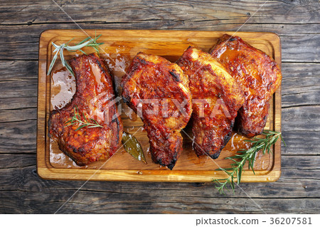 图库照片: juicy pork chops on a wooden board
