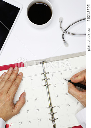 doctor using telecommunicating device  36218795