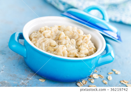 Oatmeal, oats porridge, healthy food Oatmeal, oats porridge, healthy food 36219742