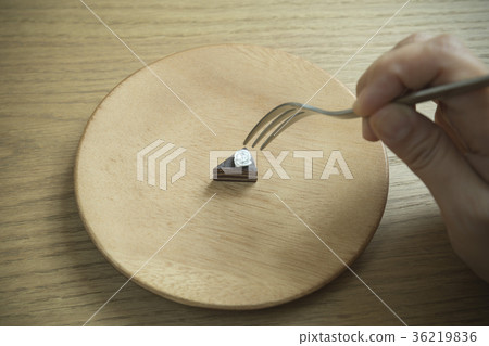 Diet image Eat small cake 36219836