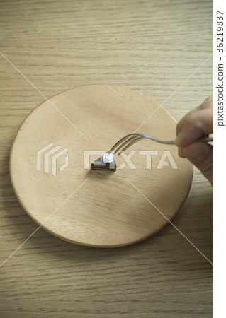 Diet image Eat small cake 36219837