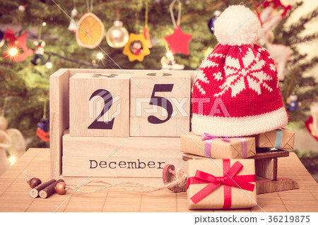 Date 25 December, gifts with sled and cap 36219875
