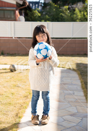 有足球的一個女孩 36225925