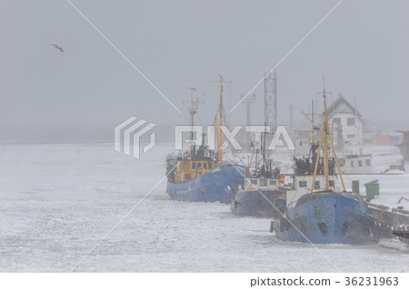 Ships fishermen in winter 36231963