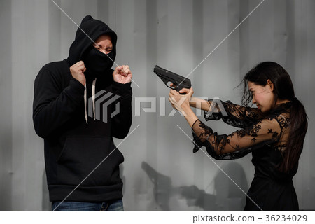 robber Man pointed gun by female police robber Man pointed gun by female police 36234029