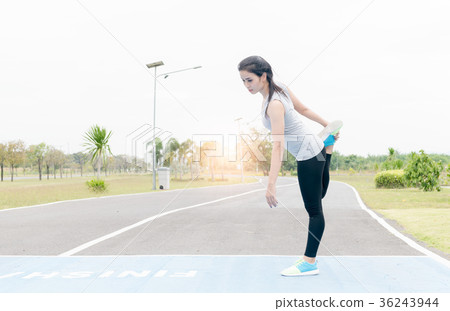 beautiful woman exercise before running beautiful woman exercise before running 36243944