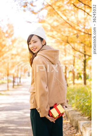 隱藏禮物的女人 隱藏禮物的女人 36245032