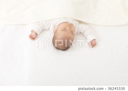 一個熟睡的嬰兒 36245330