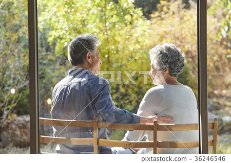 家庭，老夫妻，丈夫，妻子，長凳，休息 36246546